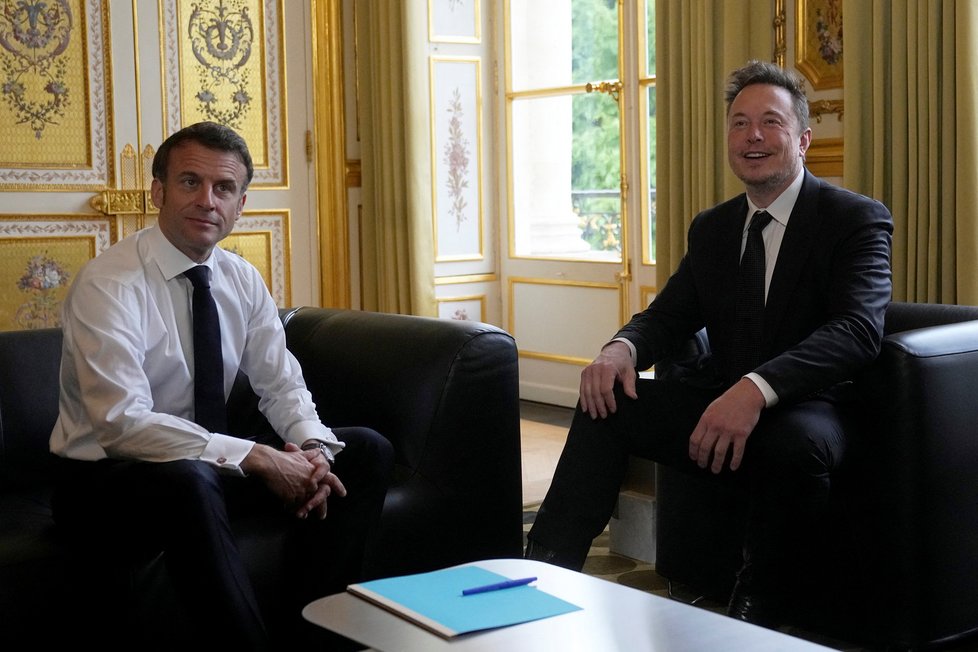 Elon Musk (vpravo) se setkal s prezidentem Emmanuelem Macronem.