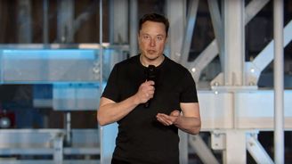 Tesla zavede reklamy a posvítí si na dětskou práci, slíbil Musk na setkání s akcionáři