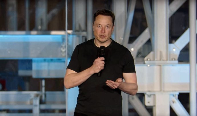 Tesla zavede reklamy a posvítí si na dětskou práci, slíbil Musk na setkání s akcionáři