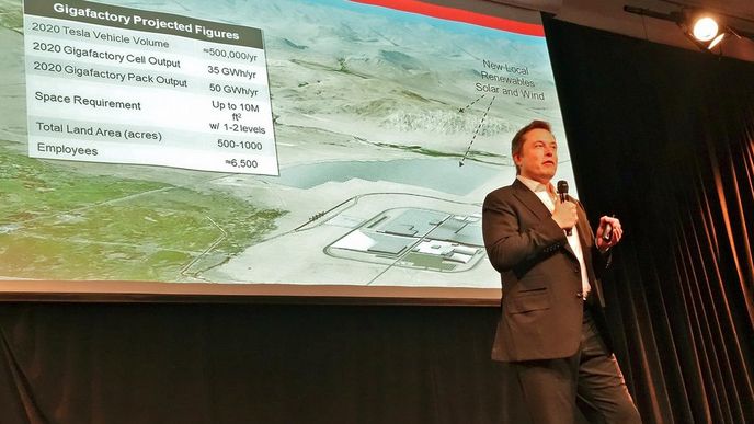 Elon Musk při prezentaci gigatovárny (foto z června 2014)