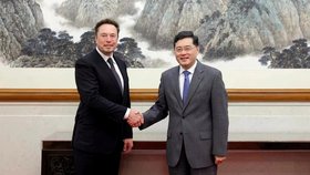 Šéf Tesly Elon Musk s čínským ministrem zahraničí Čchin Kangem