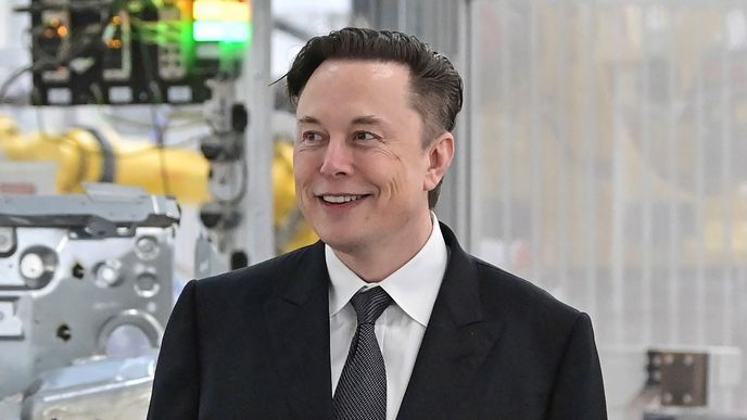 Elon Musk při otevření továrny Tesly v Německu