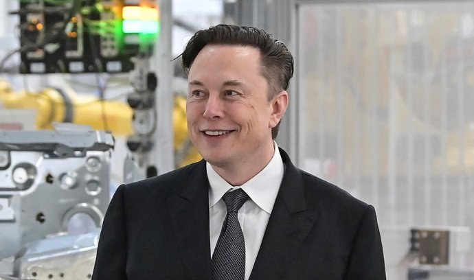 Elon Musk při otevření továrny Tesly v Německu