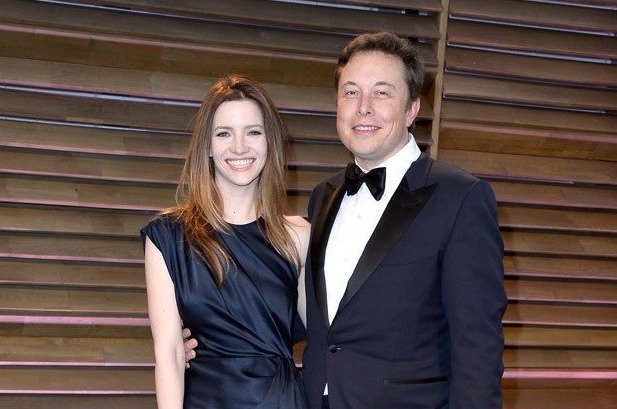 Musk se svou ženou anglickou herečkou Talulah Rileyovou.