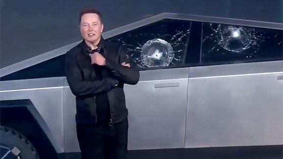 Musk vysvětlil, proč se rozbilo neprůstřelné sklo Cybertrucku