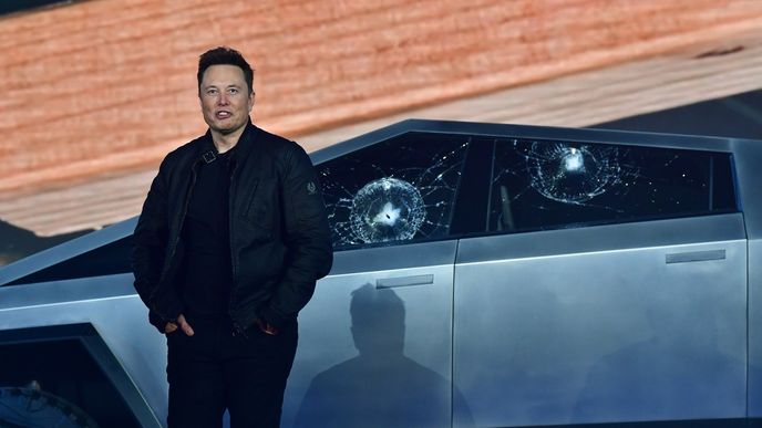 Elon Musk při představení modelu Tesla Cybertruck v listopadu 2019. Dodnes se spekuluje, zda nehoda s prostřeleným sklem při demonstraci "nezranitelnosti" vozu byla nehoda, nebo vlastně záměr.