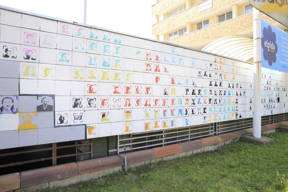 Zeď u sídla společnosti Elpida je vyzdobena graffiti jejích klientů.
