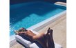 Modelka Elsa Hosk se opaluje u bazénu