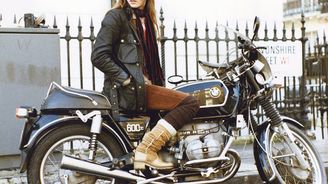 Osamělá jezdkyně: Podívejte se na fotografie první Britky, která objela svět na motorce