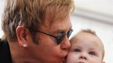 Elton John nesmí adoptovat dítě, bude ho podporovat