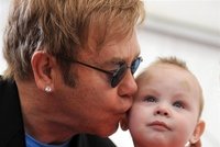 Elton John nesmí adoptovat dítě, bude ho podporovat