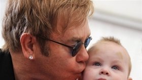 Elton John: Chce adoptovat ukrajinského chlapce!