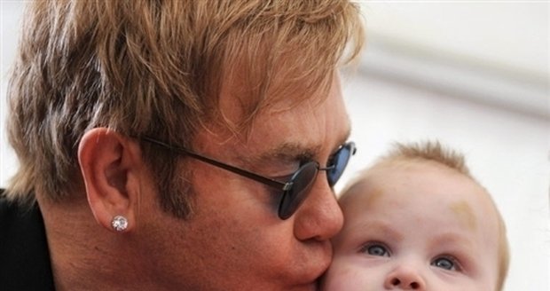 Elton John: Chce adoptovat ukrajinského chlapce!