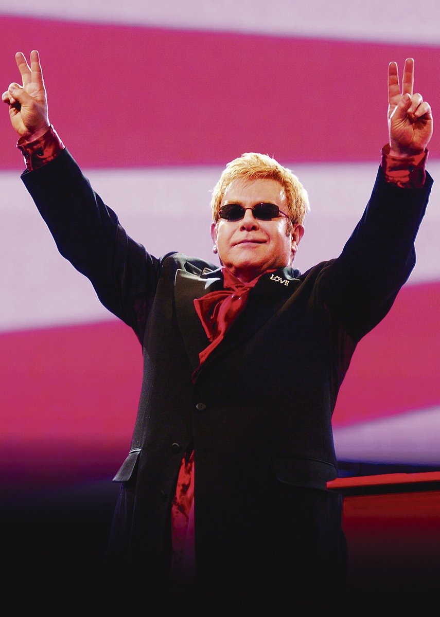 Kultovní zpěvák Elton John přiletěl koncertovat do Česka už potřetí