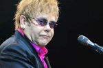 Eltona Johna museli hospitalizovat