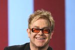 Elton John se superhvězda. Za soukromé vystoupení mu moskevská fanynka nabízí v přepočtu 83 milionů korun