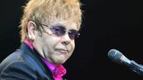 Elton John bojuje za práva gayů