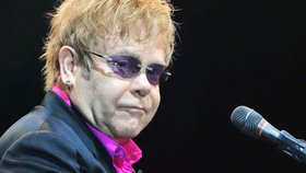 Eltona Johna boju za práva gayů, vyzývá k tomu i fanoušky