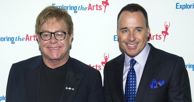 Elton John se svým partnerem Davidem Furnishem