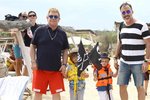 Elton John vyvezl rodinku k moři. Kam jinam než do oblíbeného Saint-Tropez.