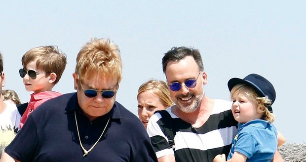 Elton John vzal rodinku na dovolenou.