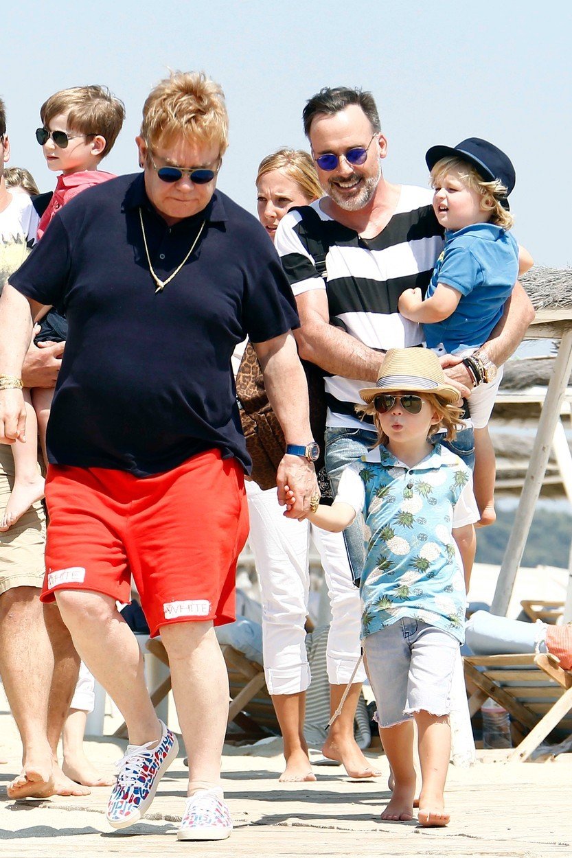 Elton John vzal rodinku na dovolenou.