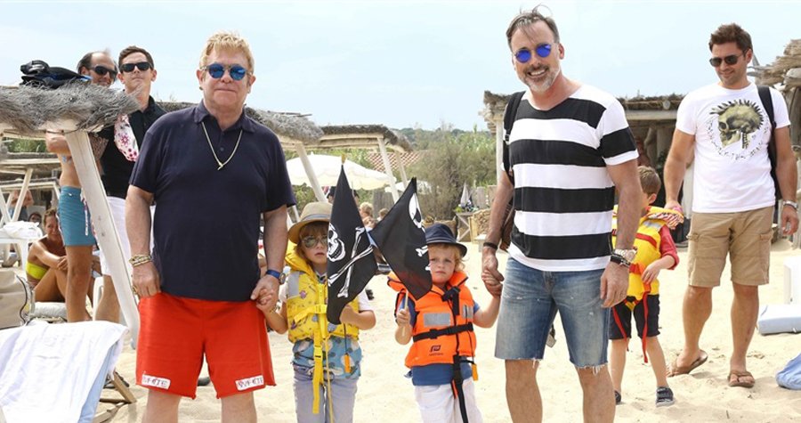 Elton John vyvezl rodinku k moři. Kam jinam než do oblíbeného Saint Tropez.