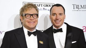 Elton John a jeho manžel David Furnish se stali podruhé rodiči