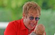 Elton předvádí, jak by podle něj měla vypadat otcovská láska