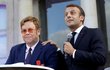 Emanuel Macron poctil Eltona Johna nejvyšším řádem Francie