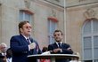 Emanuel Macron poctil Eltona Johna nejvyšším řádem Francie