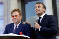 Macron poctil Eltona Řádem čestné legie. „Zachraňme spolu svět před AIDS,“ volají