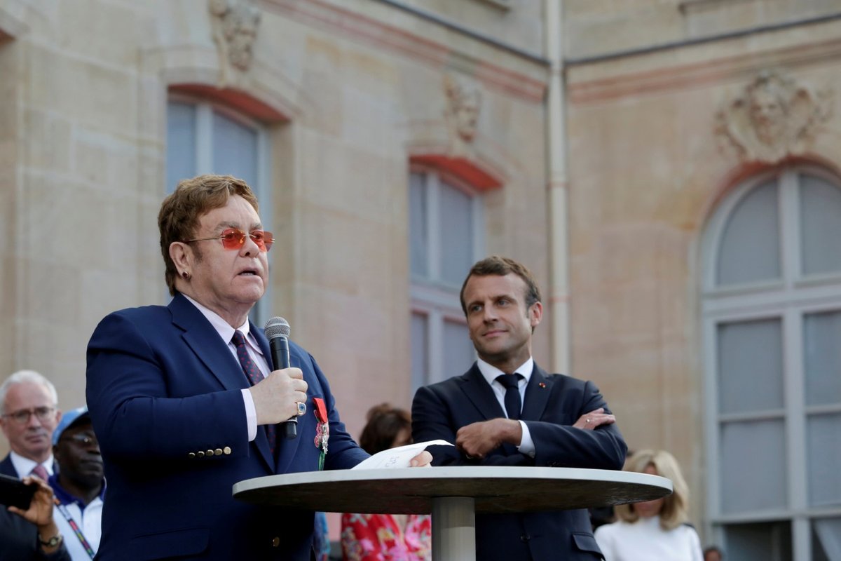 Emanuel Macron poctil Eltona Johna nejvyšším řádem Francie