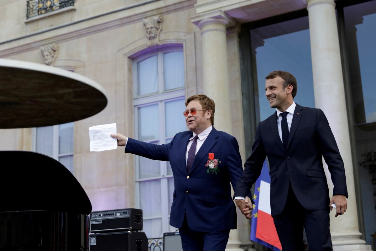 Emanuel Macron poctil Eltona Johna nejvyšším řádem Francie