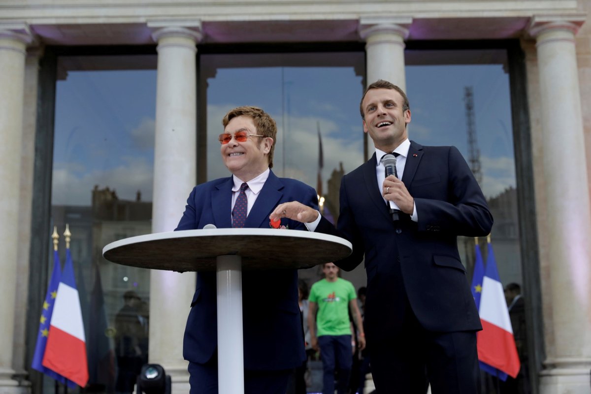 Emanuel Macron poctil Eltona Johna nejvyšším řádem Francie