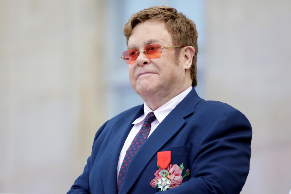 Elton John chce bojovat proti AIDS, prohlásil to během ceremoniálu ve Francii.