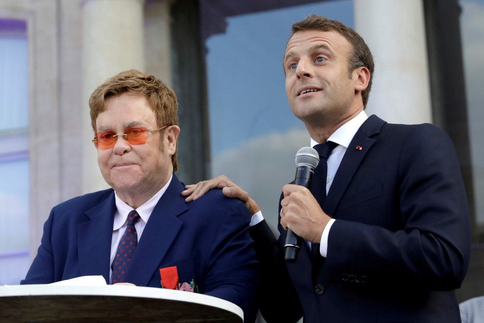 Emanuel Macron poctil Eltona Johna nejvyšším řádem Francie