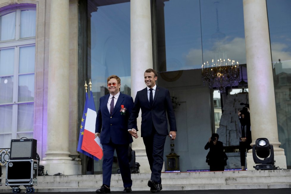 Emmanuel Macron poctil Eltona Johna nejvyšším řádem Francie.