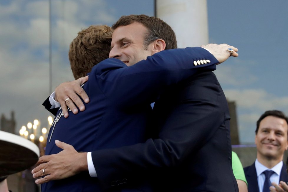 Emmanuel Macron poctil Eltona Johna nejvyšším řádem Francie.