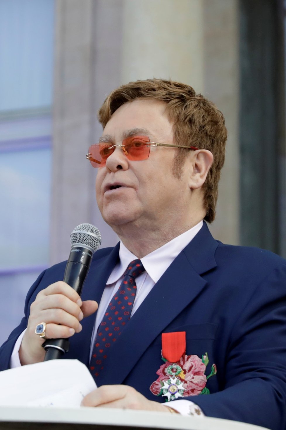 Elton John chce bojovat proti AIDS, prohlásil to během ceremoniálu ve Francii
