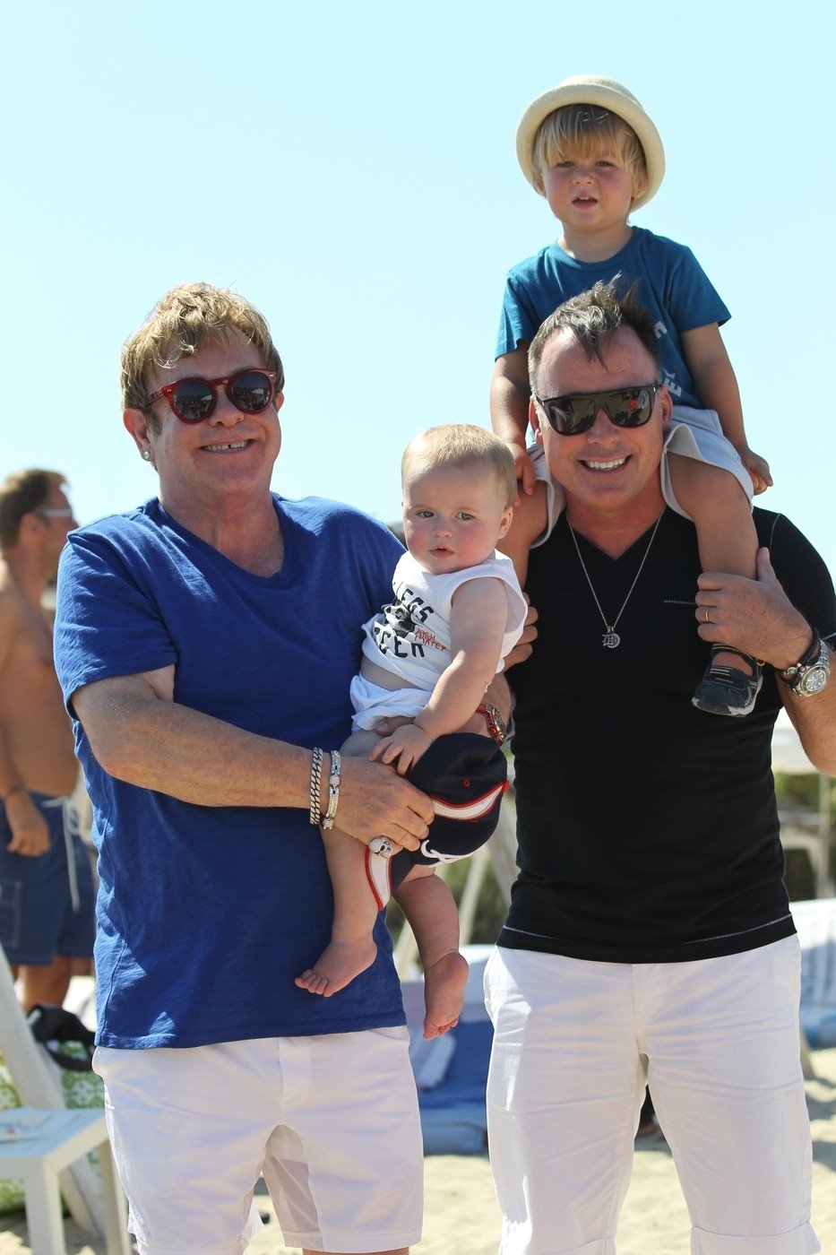 Elton John je otevřeným homosexuálem. S manželem Davidem Furnishem mají adoptované dvě děti.