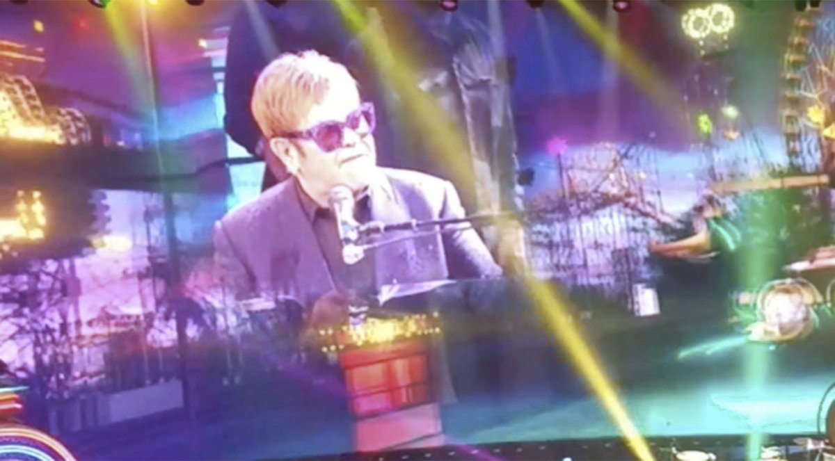 Eltonovi Johnovi na koncertě bouchly saze. Sprostě nadával fanouškům a opustil pódium uprostřed písně.