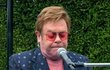 Elton John při online koncertu v době koronaviru