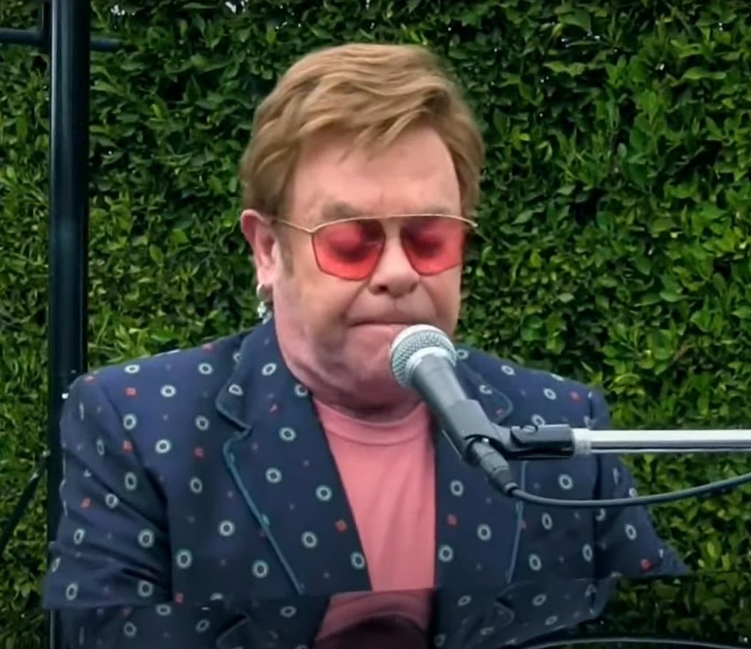 Elton John při online koncertu v době koronaviru