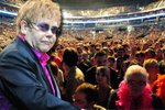O koncert Eltona Johna byl velký zájem. Pražská O2 arena praskala ve švech.