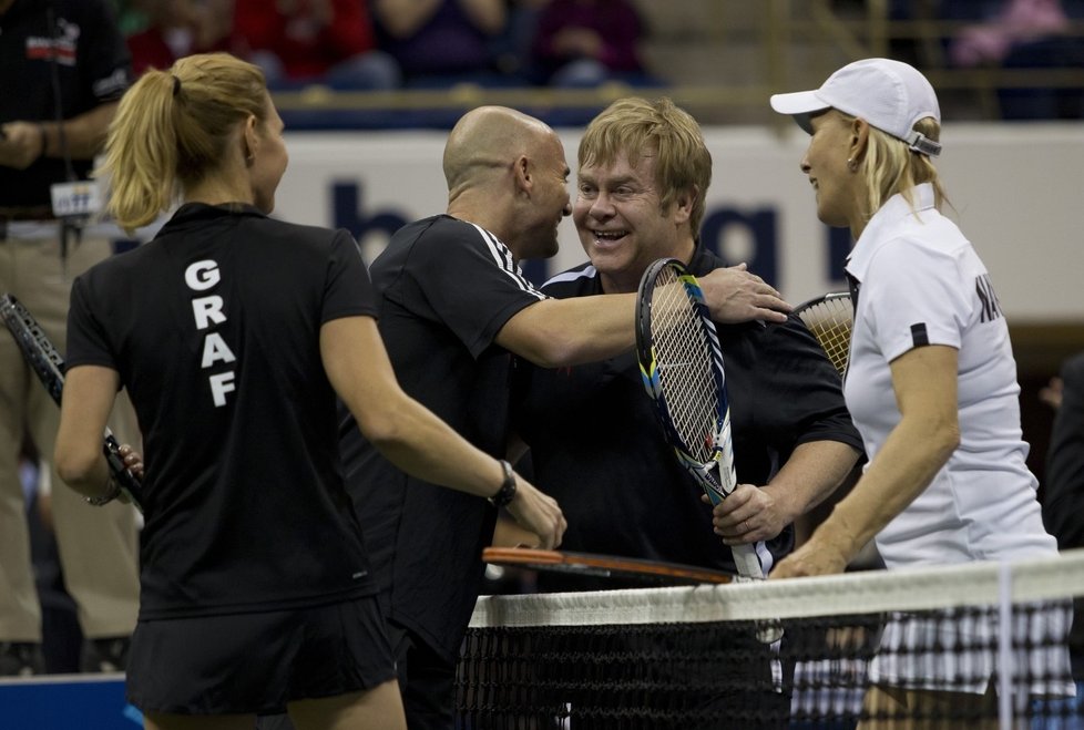 Martina Navrátilová se sirem Eltonem Johnem porazili ve čtyřhře hvězdné duo Steffi Graf – Andre Agassi.