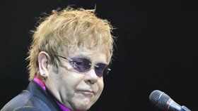Elton John chytil smrtící infekci: Boj o život na jednotce intenzivní péče