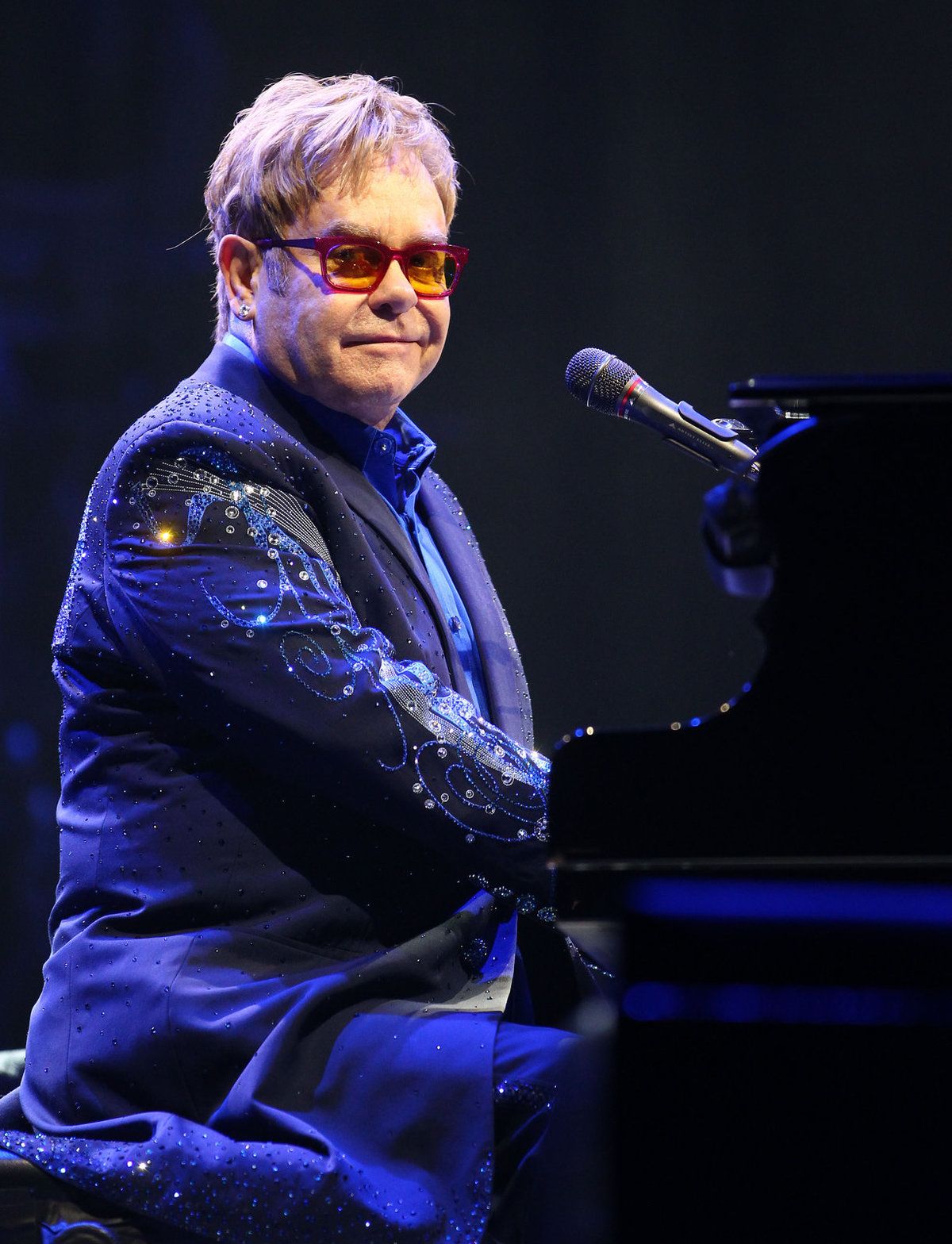 Elton John v Praze zahrál pro zaplněnou O2 Arenu především starší hity