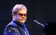 Elton John v Praze zahrál pro zaplněnou O2 Arenu především starší hity