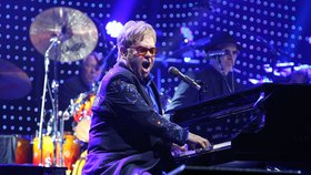 Elton John vystoupil 18. prosince 2013 opět v Praze